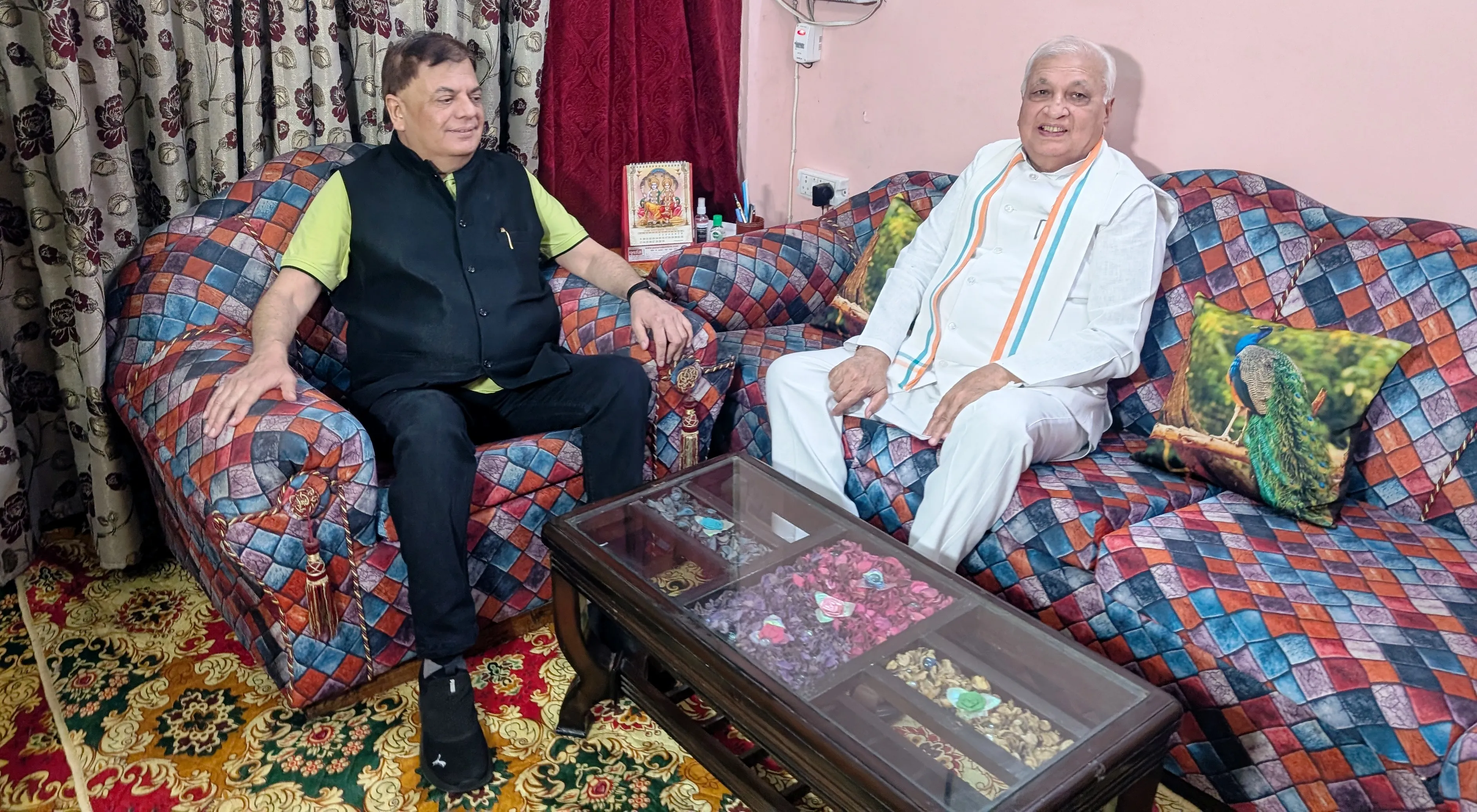 Governor Arif Mohammad Khan with Journalist Pradeep Sardana at his residence (6)