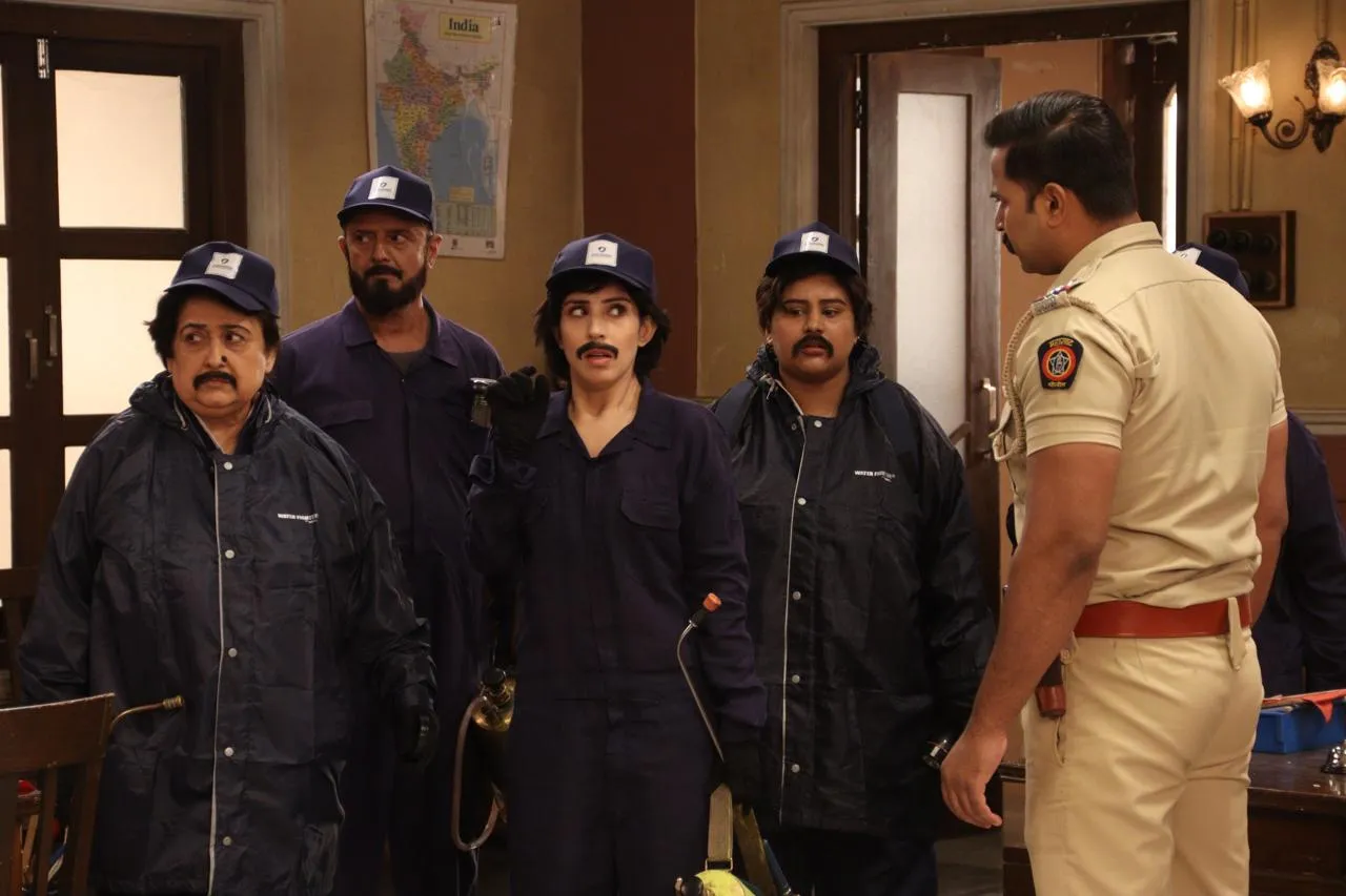 Simaran Kaur goes undercover in a moustache and wig to rescue Neel in Zee TV Jamai No 1 (4)