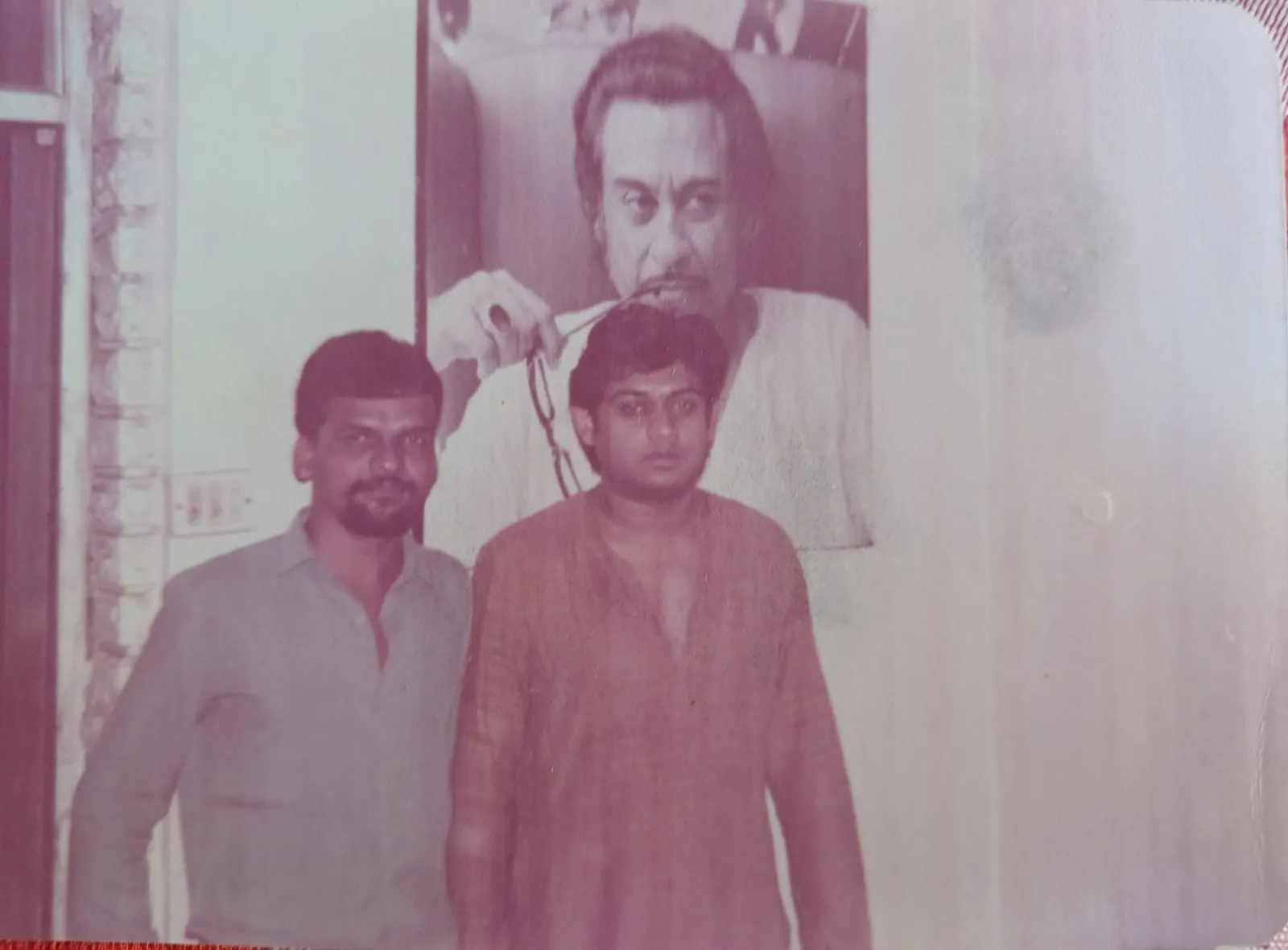 यह 1988 का फोटो है. मै और अमितकुमार.  जुहू के किशोरकुमार की गौरी कुंज बंगले मे ली है. किशोरकुमार की पहिले स्मृतिदिन के वक्त मैने अमितकुमार का रविवार नवशक्ती न्यूज पेपर के लिए इंटरव्ह्यू किया था तब की यह फोटो. आज के अमितकुमार के बर्थ डे के अवसर पर.