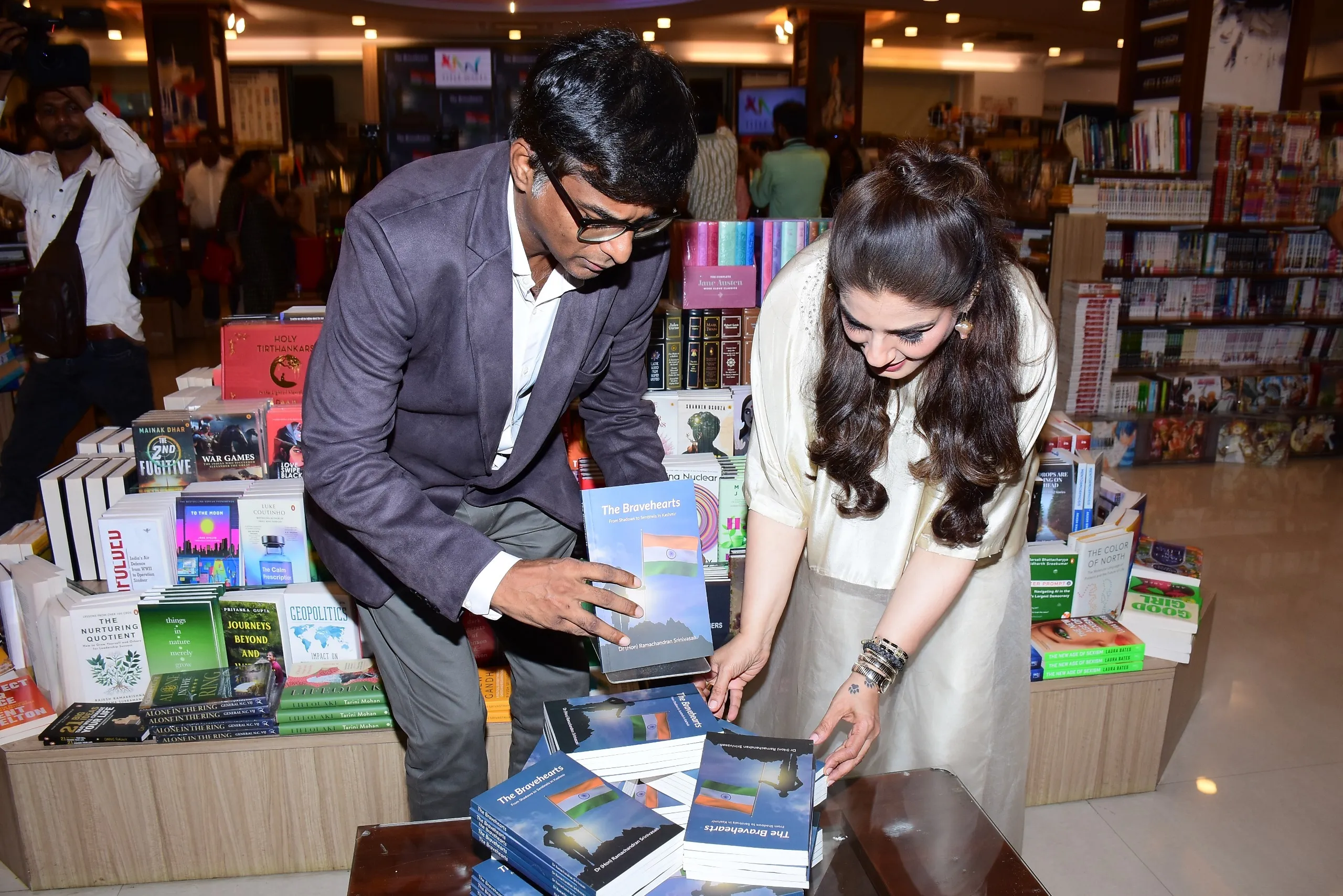 Raveena Tandon releases the book The Bravehearts by author Ramachandran Srinivasan (4)