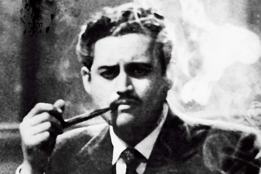Guru Dutt smoking pipe with smoke in 