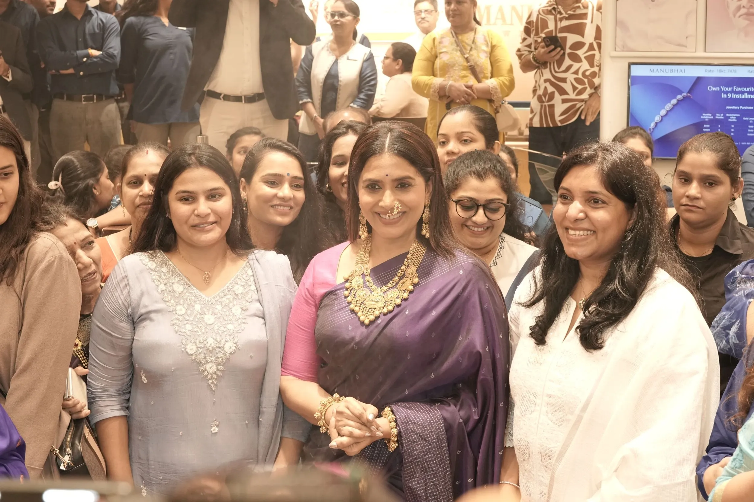 Sonali Kulkarni  launches UTSAVI at Manubhai Jewellers (2)