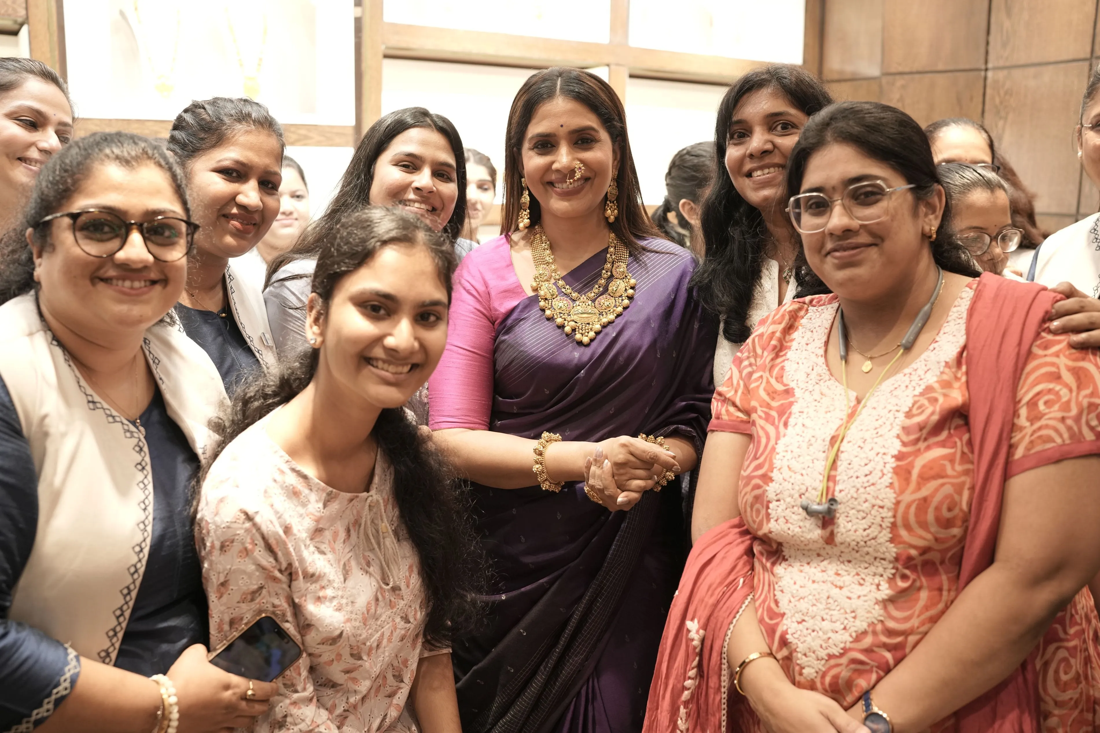 Sonali Kulkarni  launches UTSAVI at Manubhai Jewellers (3)