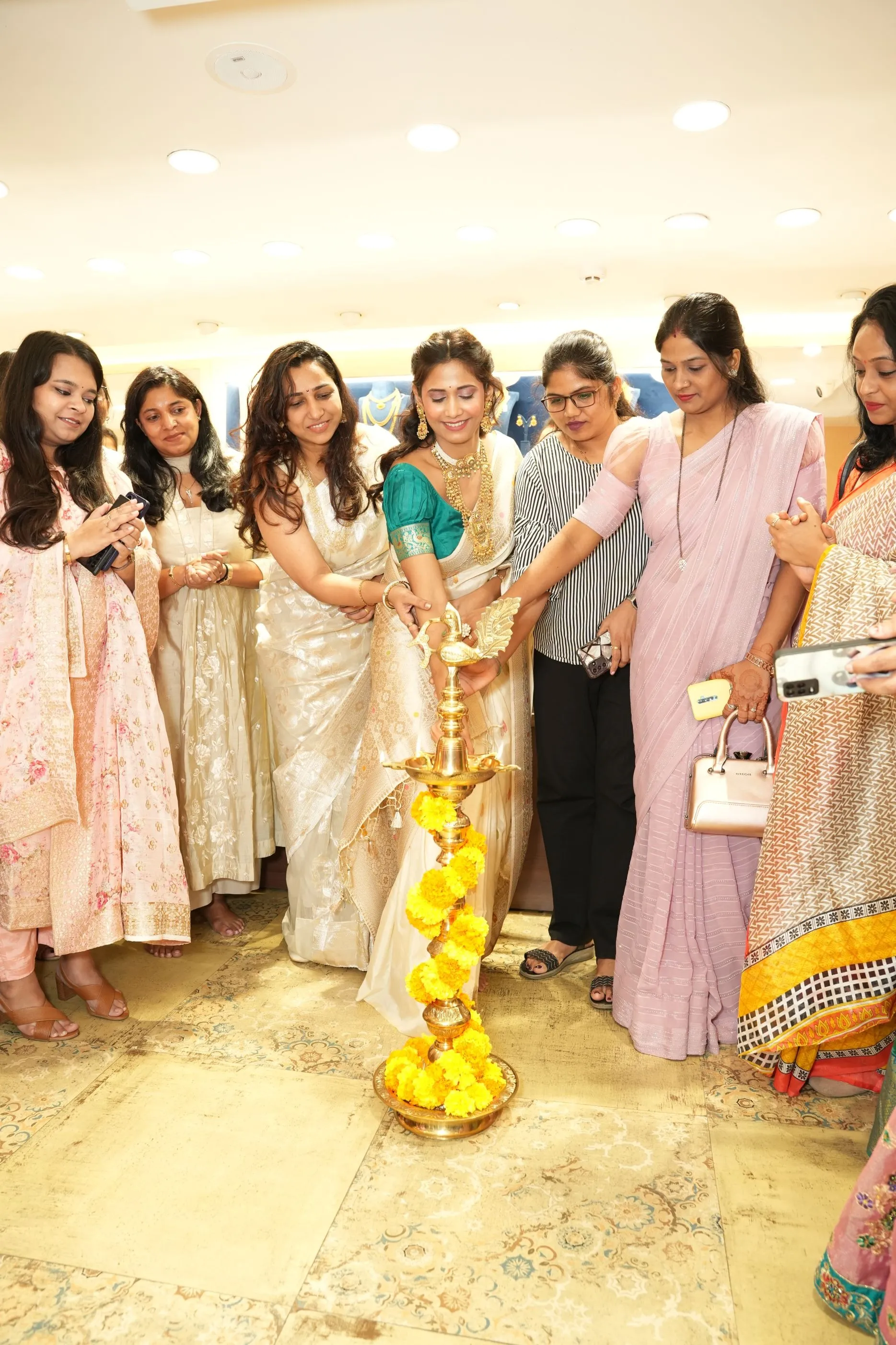 Yogita Chauhan launches UTSAVI at Manubhai Jewellers (2)