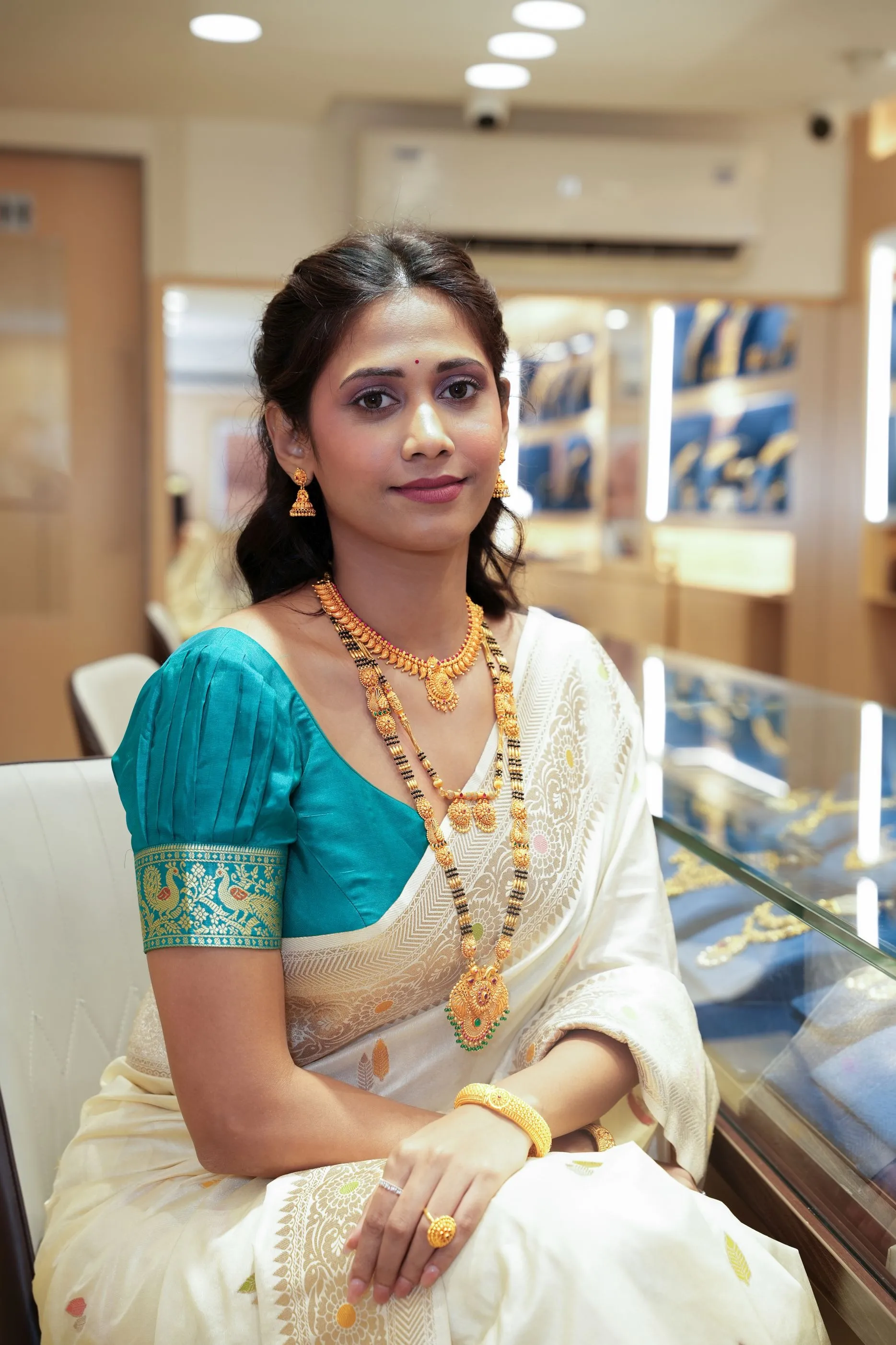Yogita Chauhan launches UTSAVI at Manubhai Jewellers (4)