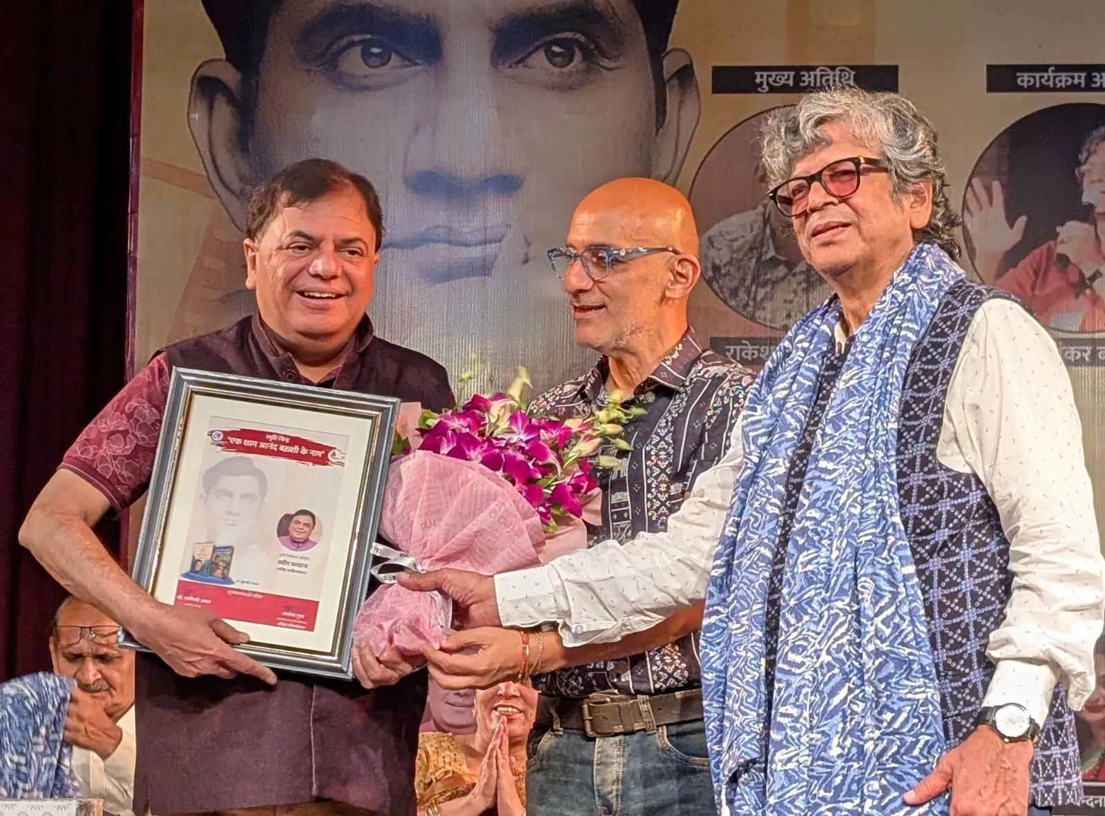 Lyricist Anand Bakshi got a big honor with the release of a postage stamp on him Pradeep Sardana (1)
