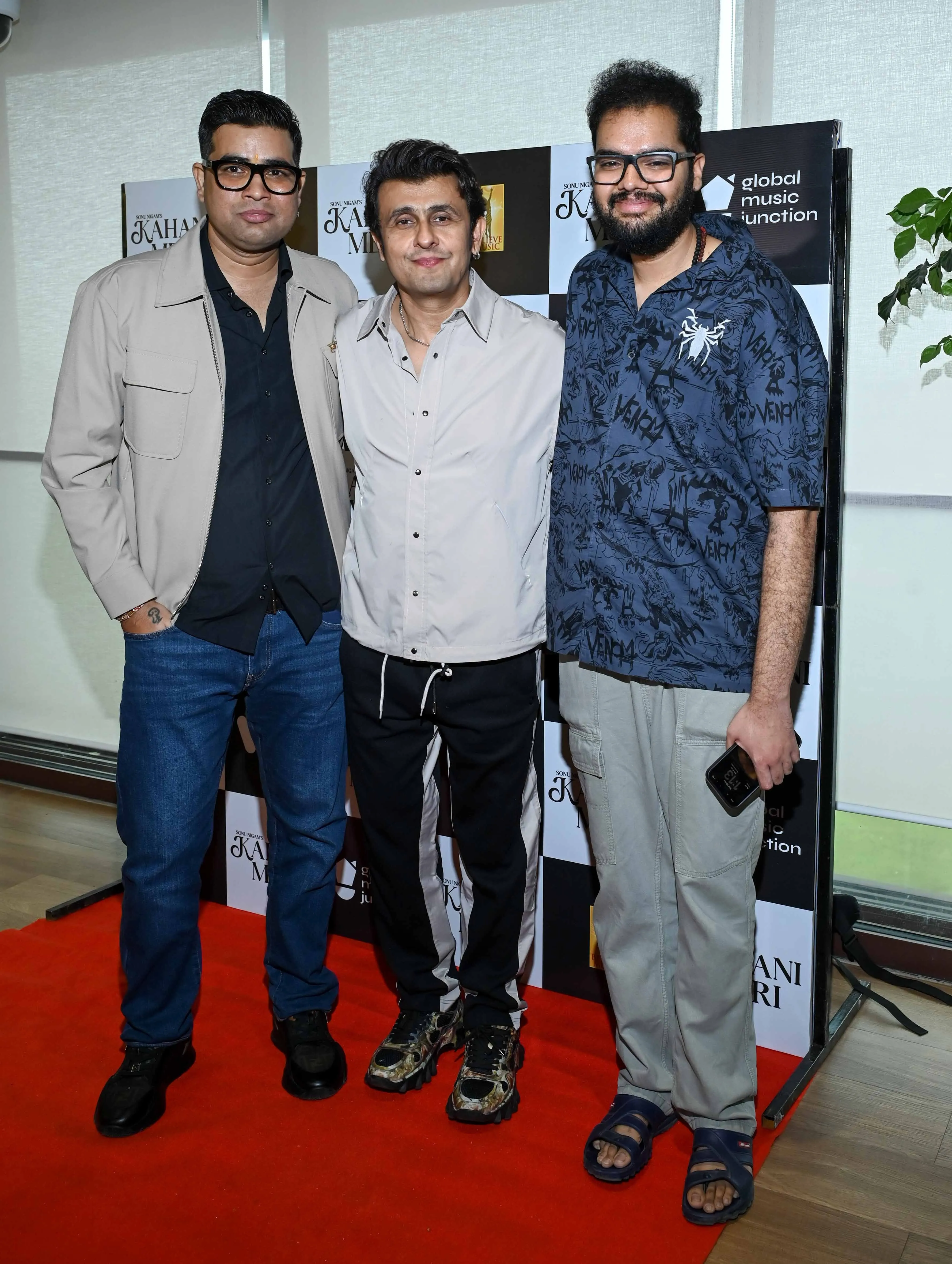 002. Rajkumar Singh with Sonu Nigam and PVNS Rohit NZ6_8954