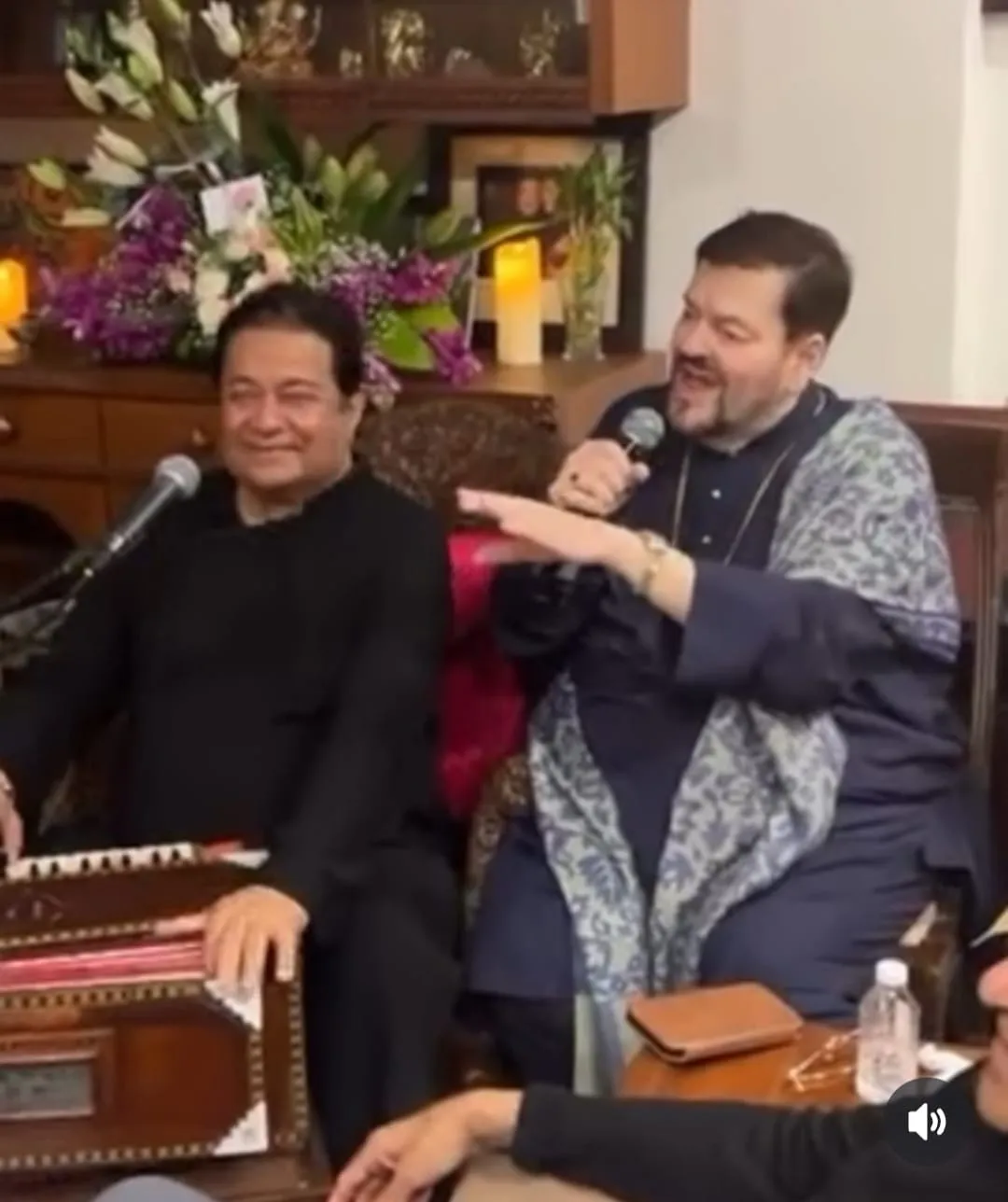 Nitin Mukesh-jee sings as Anup-jee appreciates