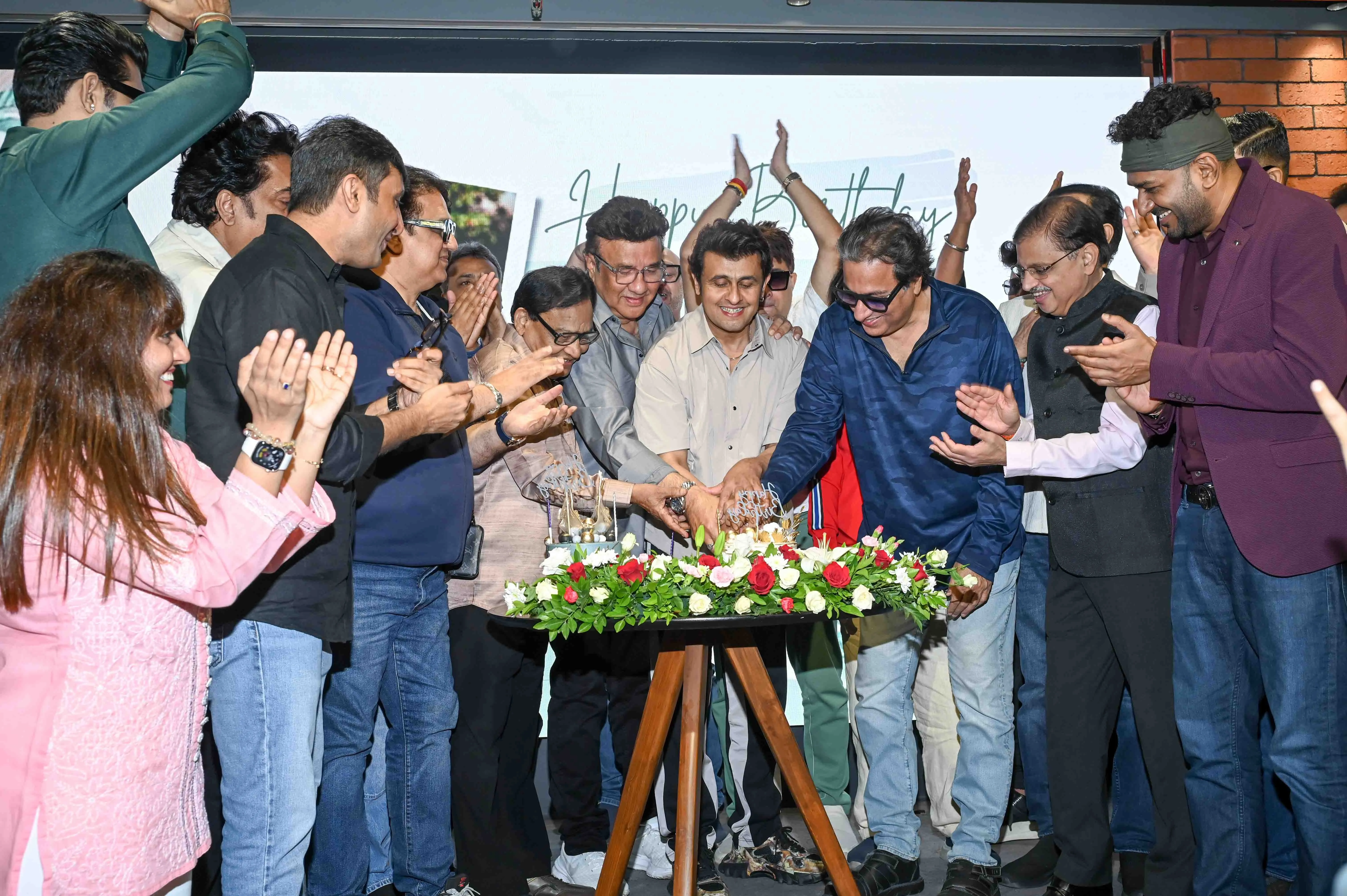 008. Sonu Nigam celebrating his birthday NZ6_8716