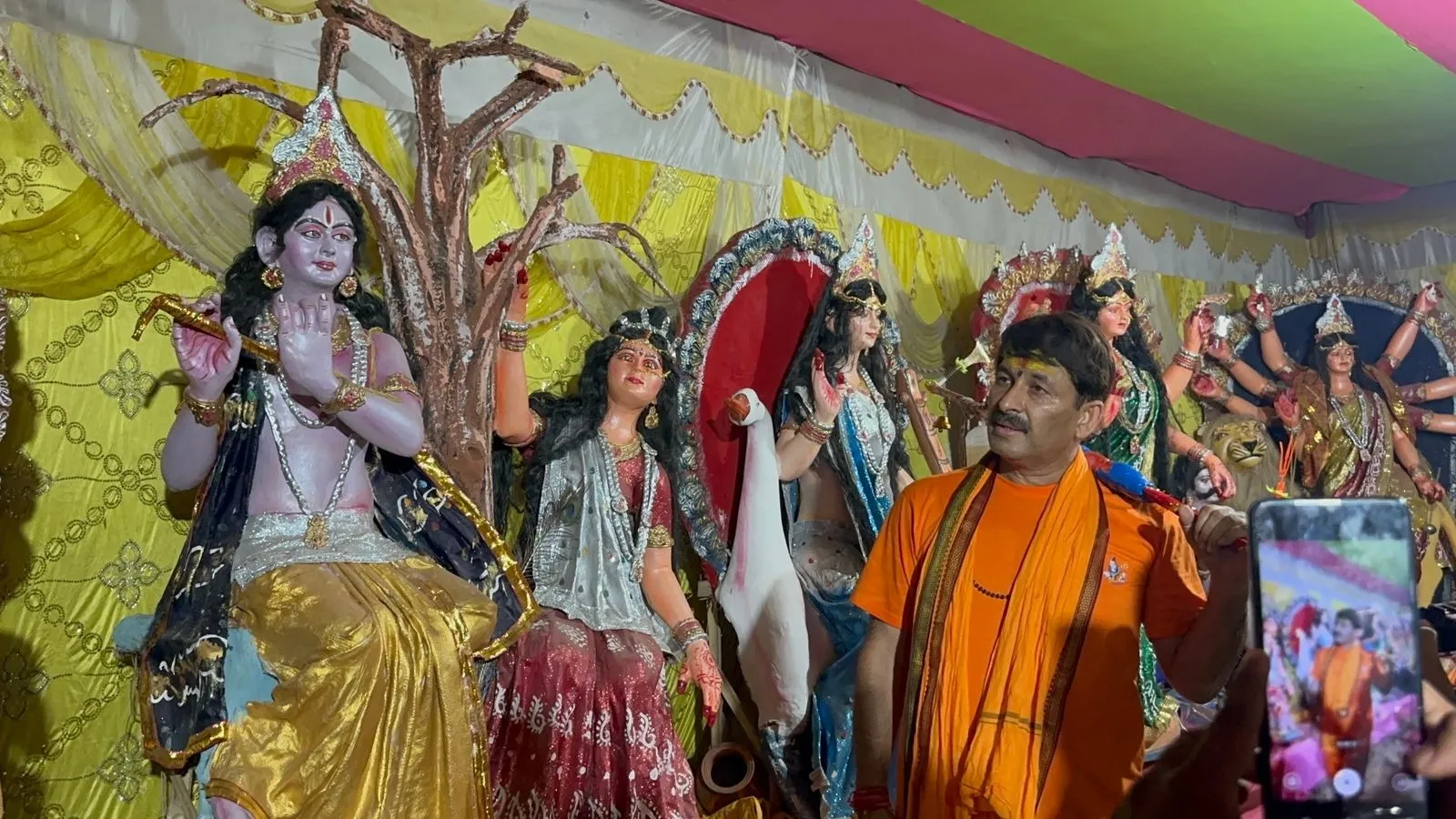 North East Delhi MP and singer Manoj Tiwari started the Kanwar Yatra (1)