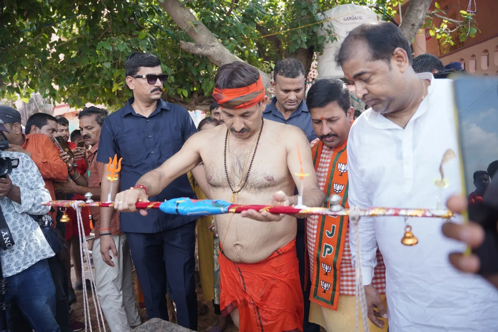 North East Delhi MP and singer Manoj Tiwari started the Kanwar Yatra (10)