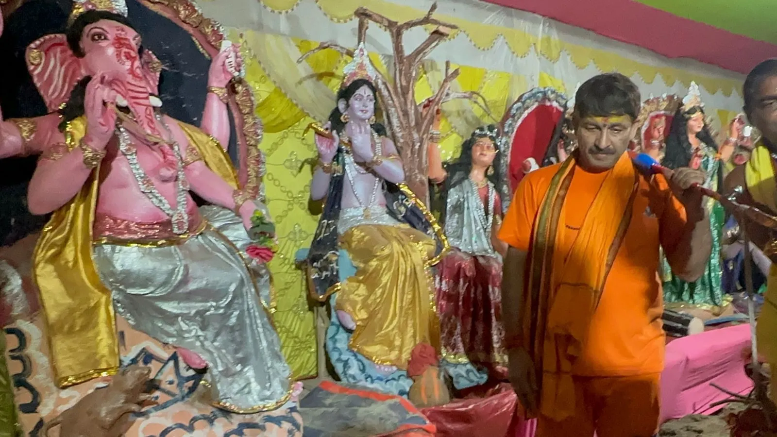 North East Delhi MP and singer Manoj Tiwari started the Kanwar Yatra (12)
