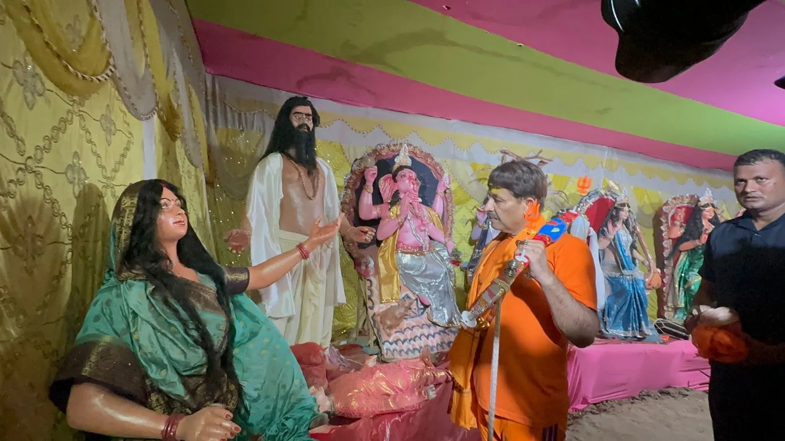 North East Delhi MP and singer Manoj Tiwari started the Kanwar Yatra (13)