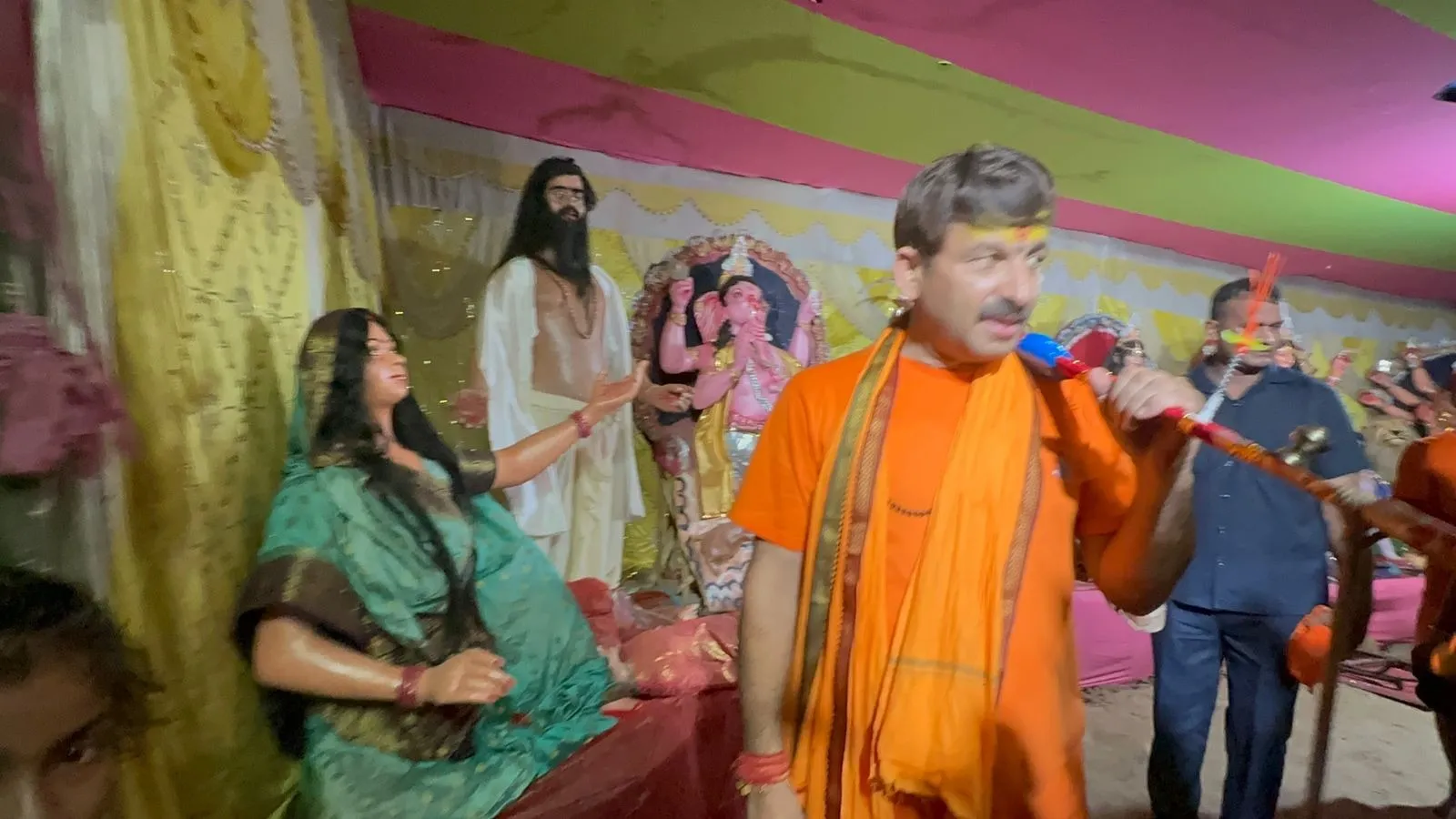North East Delhi MP and singer Manoj Tiwari started the Kanwar Yatra (14)