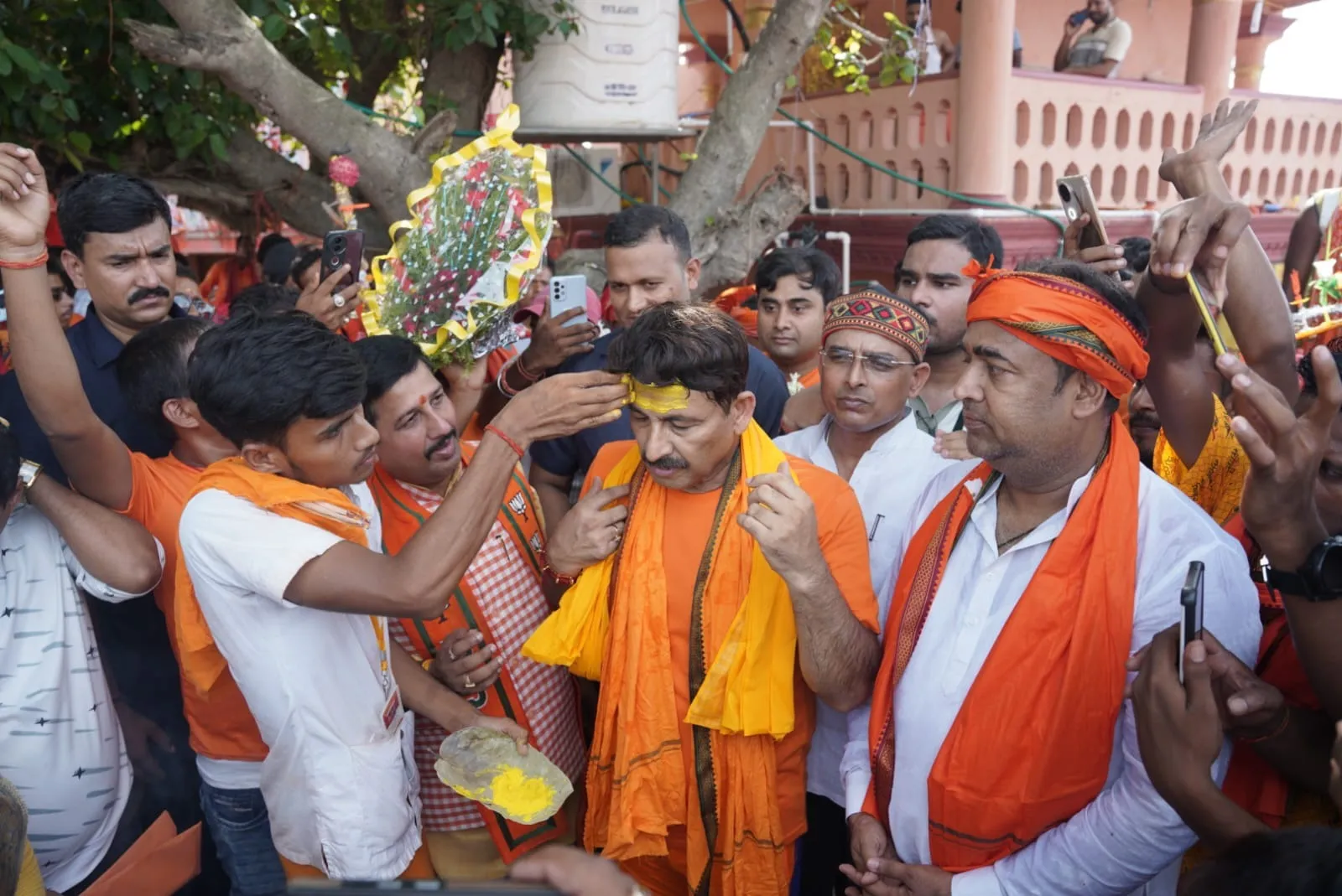 North East Delhi MP and singer Manoj Tiwari started the Kanwar Yatra (2)