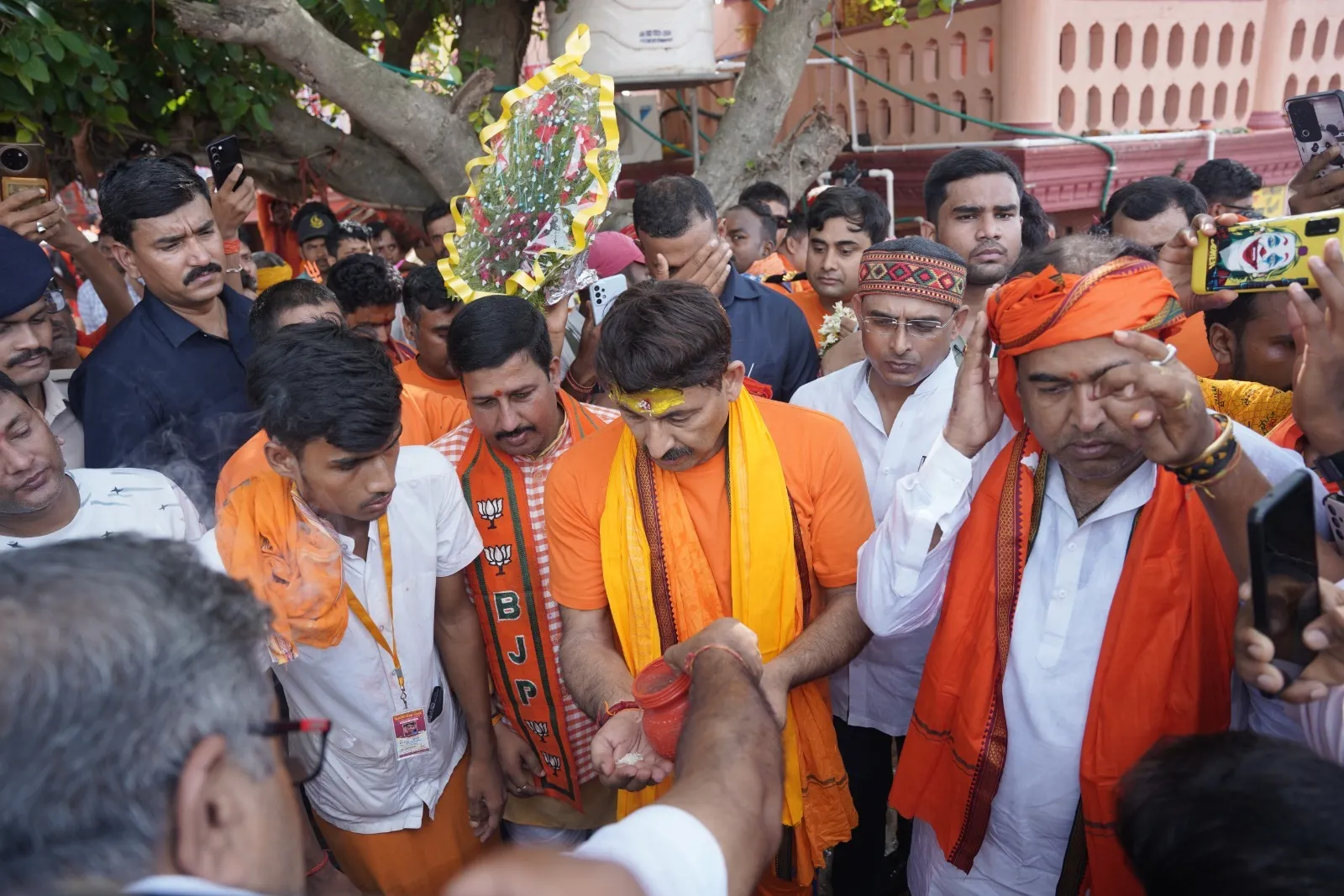 North East Delhi MP and singer Manoj Tiwari started the Kanwar Yatra (6)