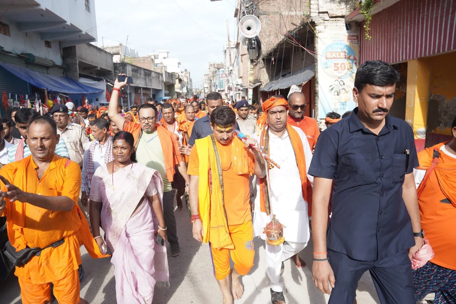 North East Delhi MP and singer Manoj Tiwari started the Kanwar Yatra (7)