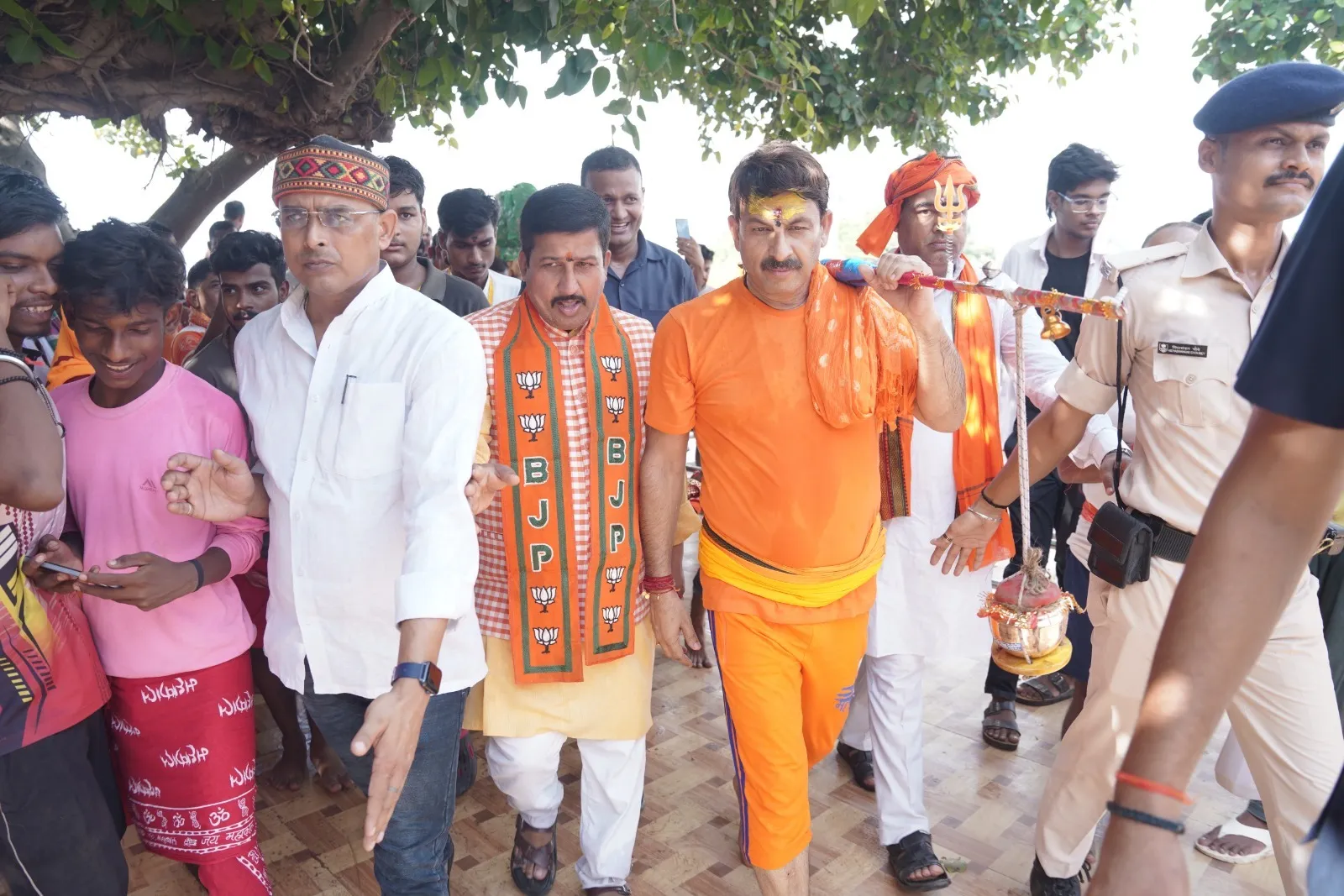 North East Delhi MP and singer Manoj Tiwari started the Kanwar Yatra (8)