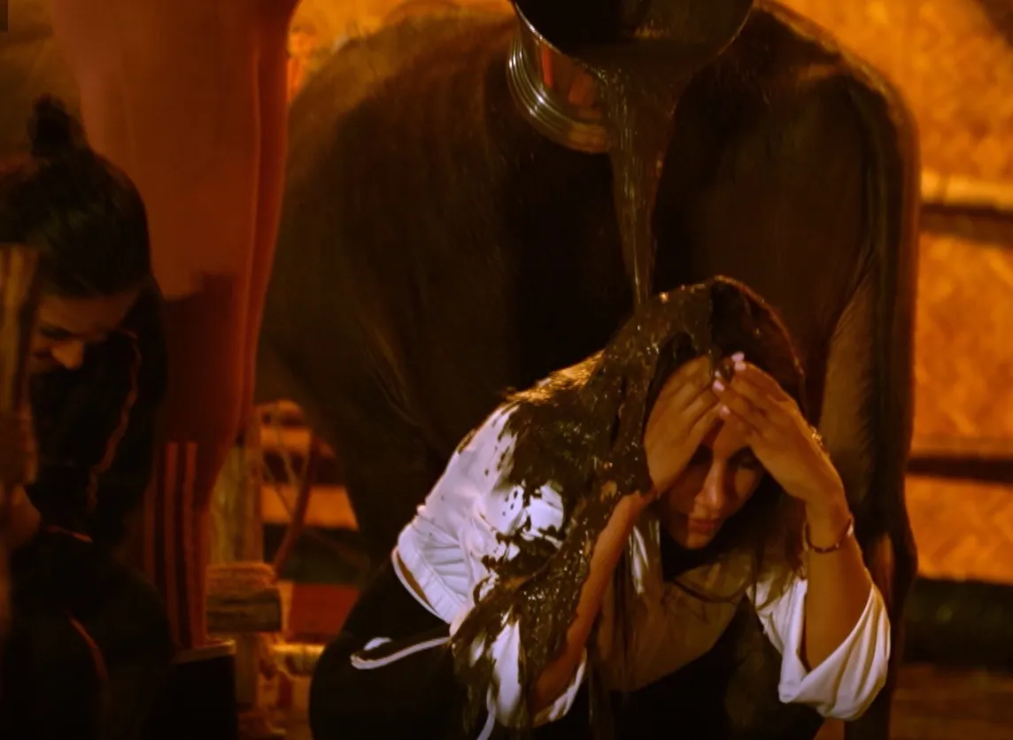 Anjum Faakih literally threw a bucket full of cow dung on Rameet Sandhu in 'Chhoriyan Chali Gaon' (2)
