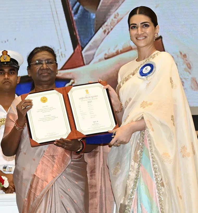 FileKriti Sanon wins National Award for Mimi