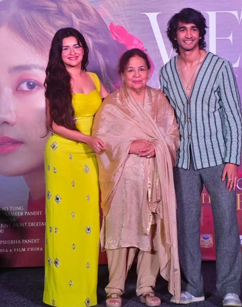 Screen-queen Farida Jalal (centre) with co-stars Avneet Kaur and Shantanu Maheshwari