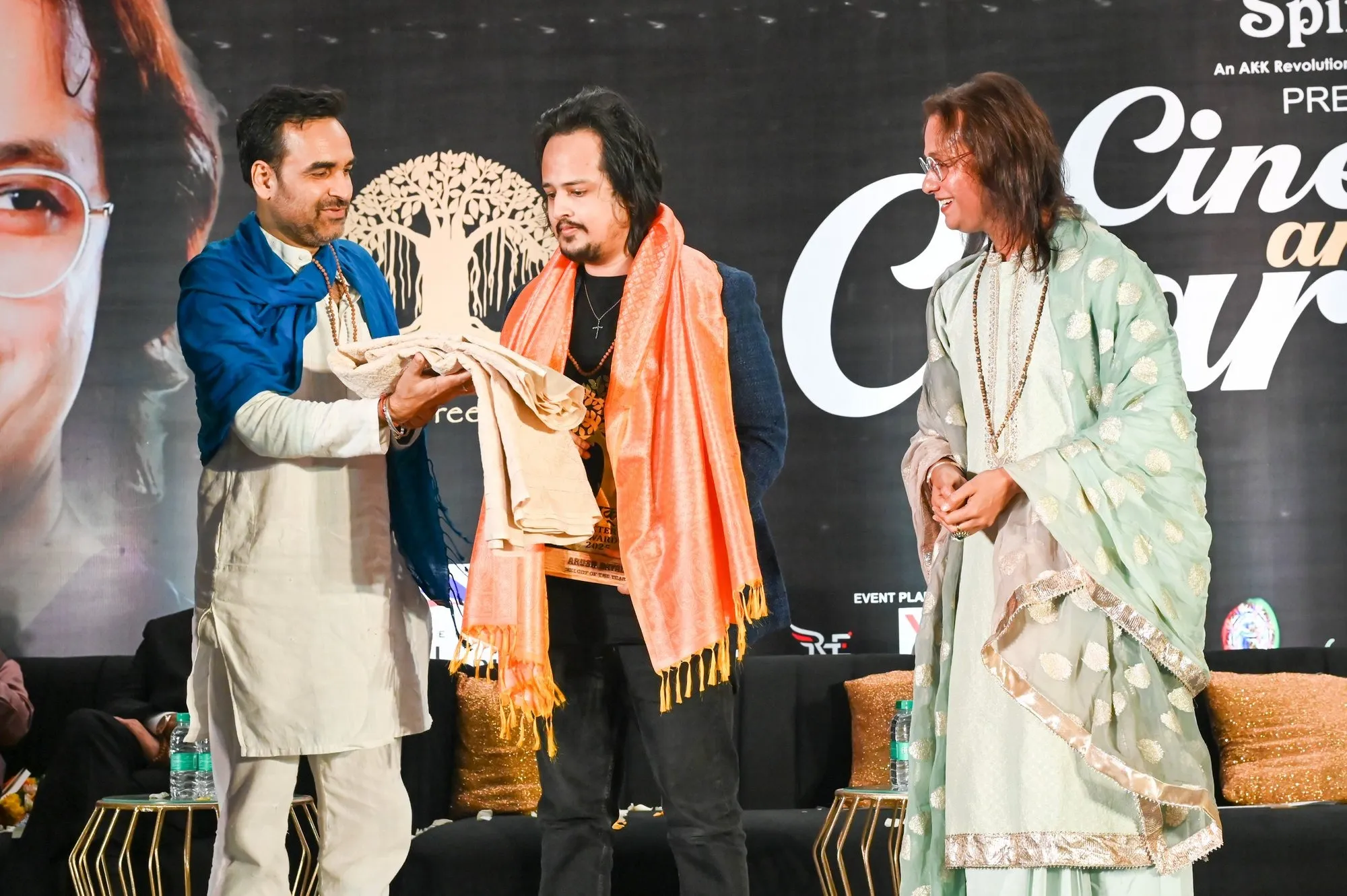 006. Pankaj Tripathi awarding Arush Dayal and Swami OMA The Akk NZ6_8578