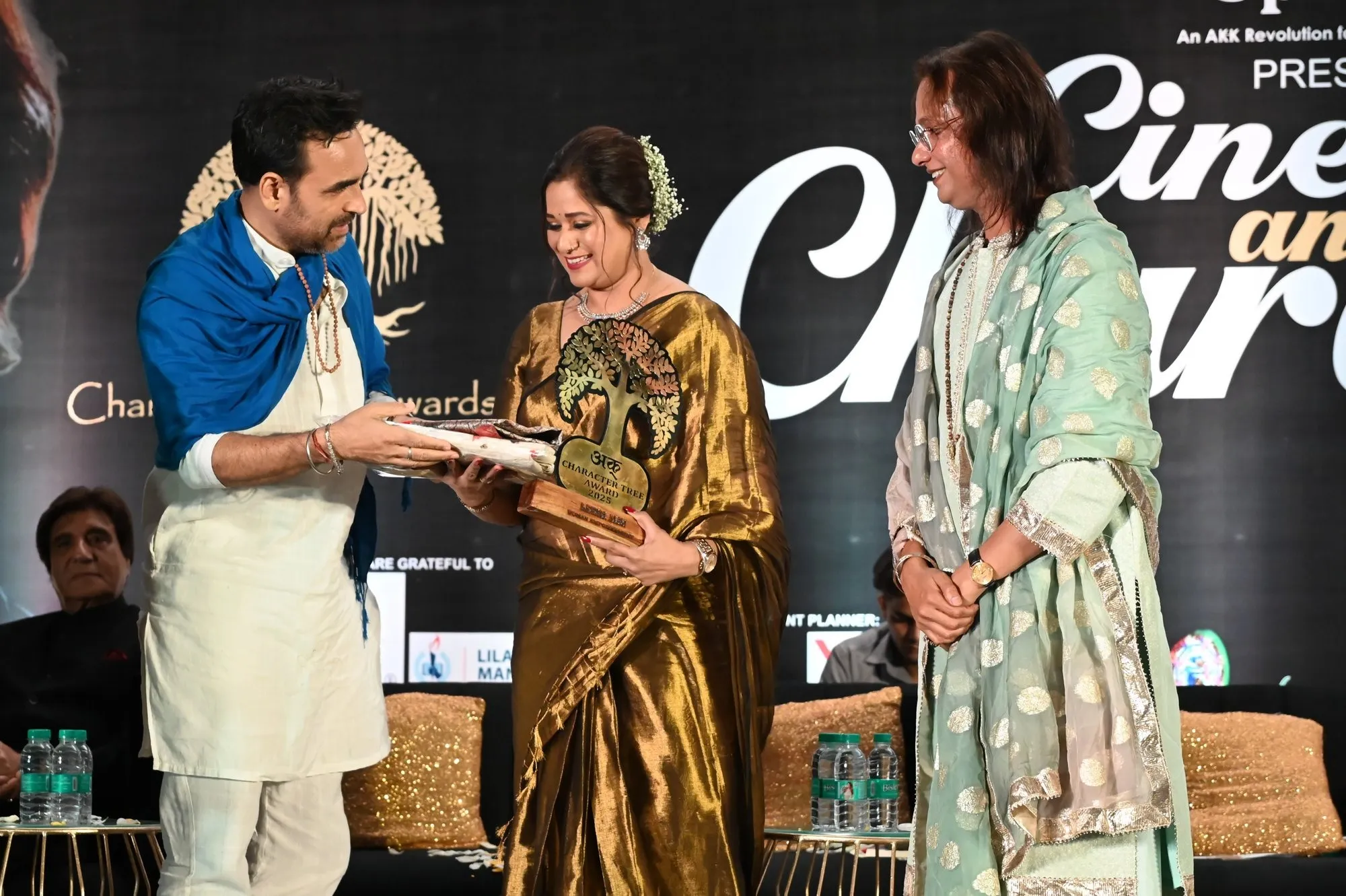 005. Pankaj Tripathi Awarding Leena Jain with Swami OMA The Akk NZ6_8609