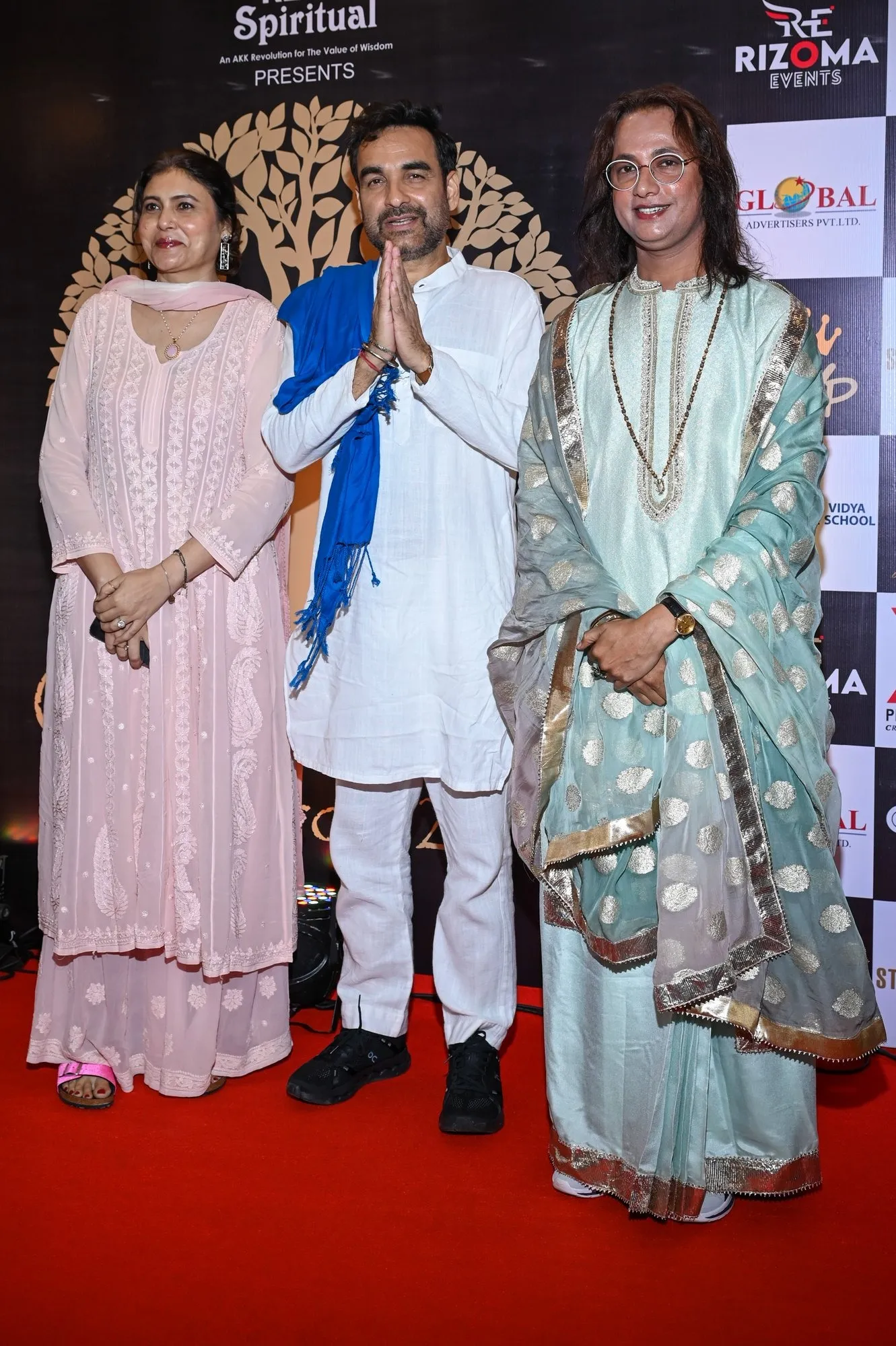 009. Mridula Tripathi, Pankaj Tripathi and Swami OMA The Akk NZ6_8319
