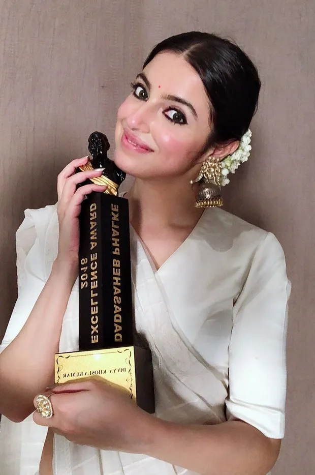 Divya-Khosla-Kumar-receives-Dadasaheb-Phalke-Excellence-Award-005