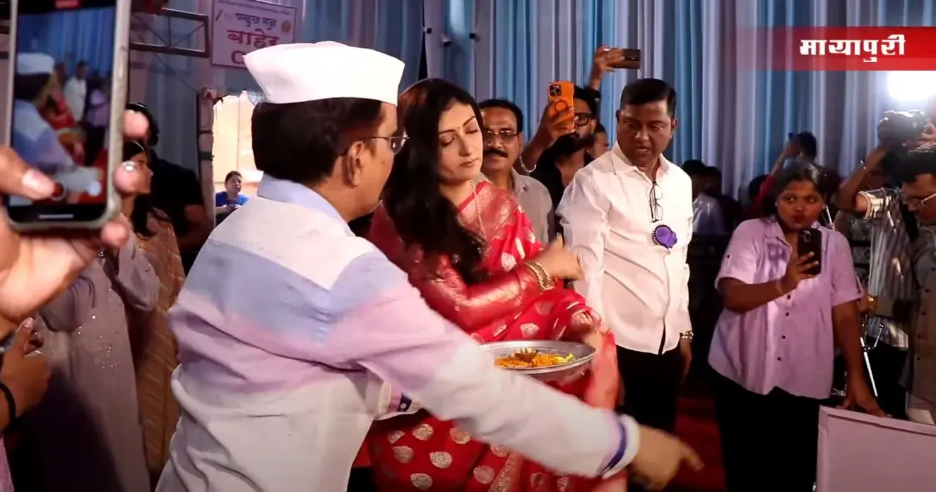 Juhi Parmar Seeks Blessings at Parelcha Raja (2)