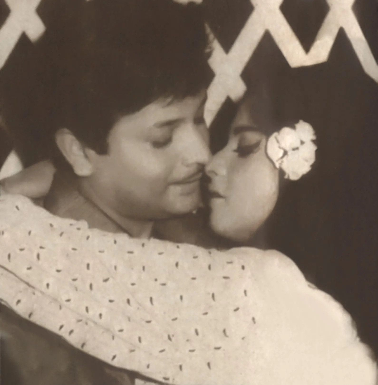 Biswajeet-Rekha-- to kiss or not to kiss