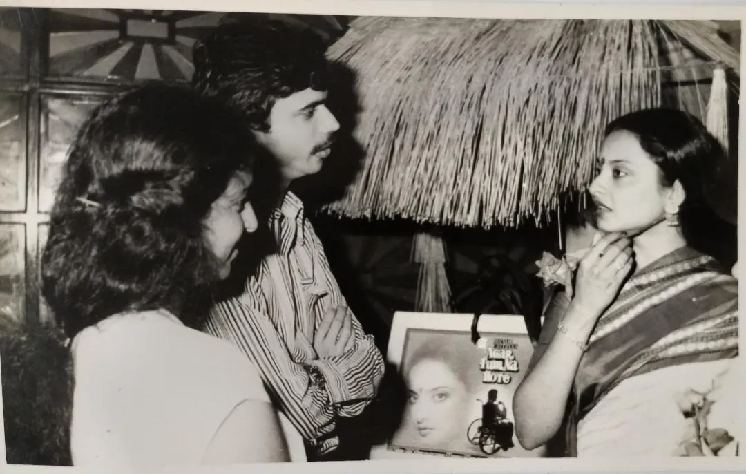 Heroine Rekha chats with sr journalist Chaitanya Padukone at Agar Tum Na Hote ( 1983) music launch (1)