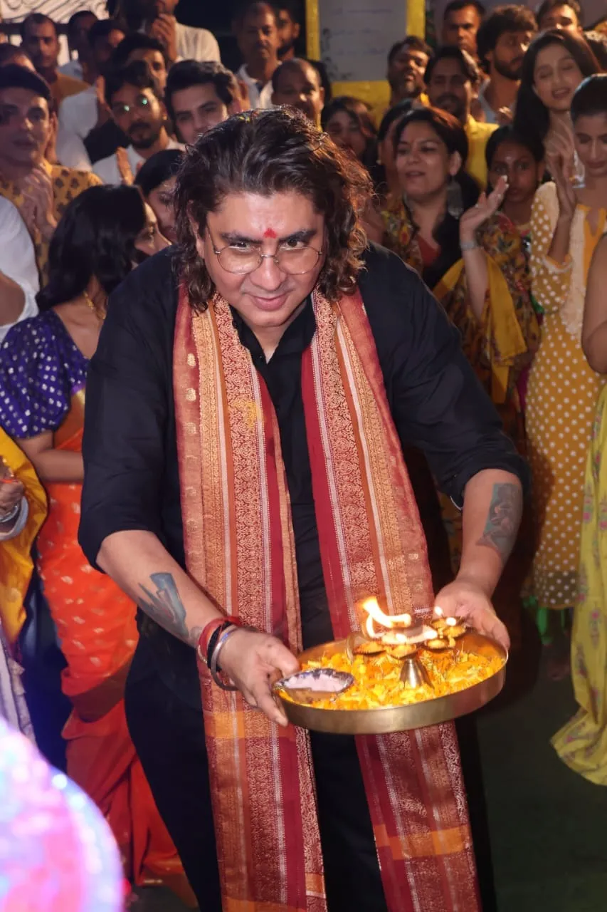 Ganpati Visarjan 2025 happened on the set of Anupama Rupali Ganguly and Rajan Shahi performed the puja (2)