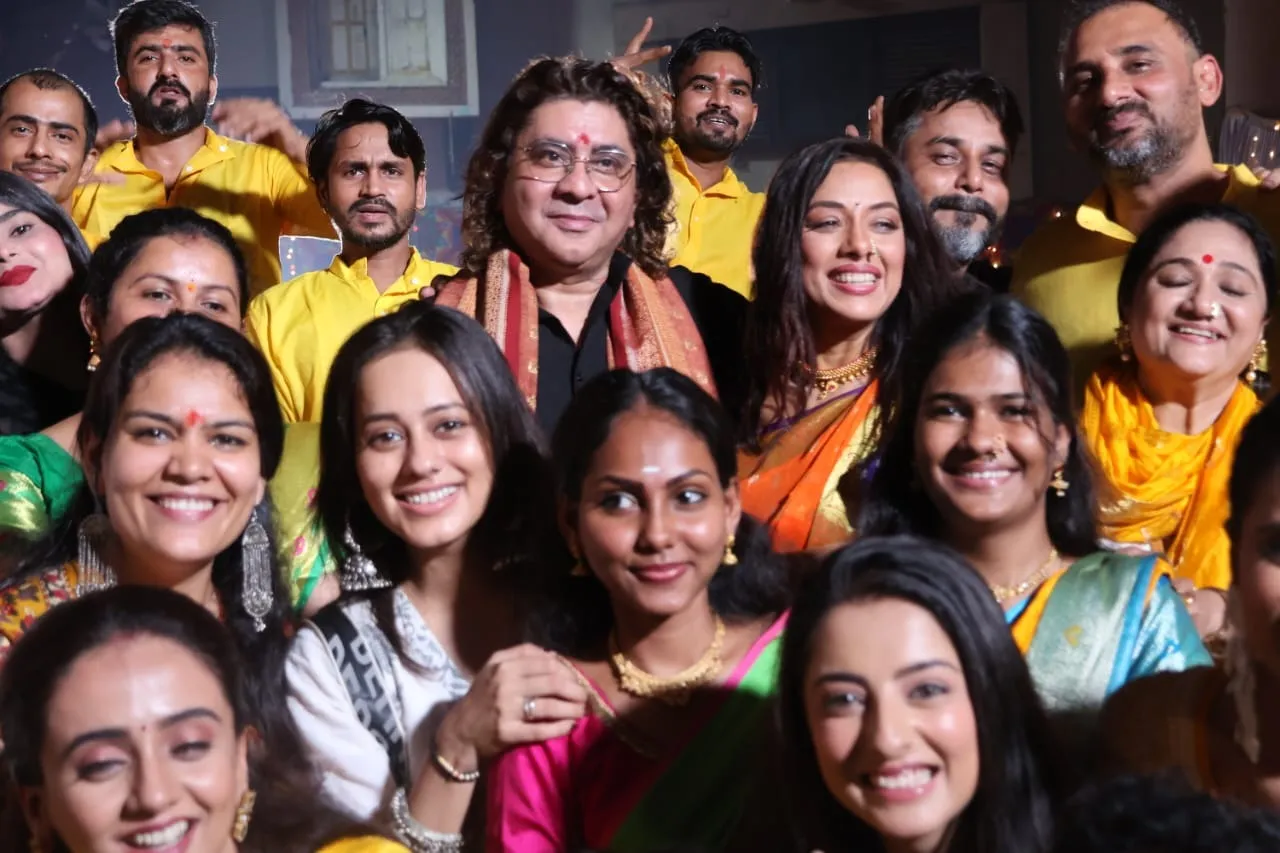 Ganpati Visarjan 2025 happened on the set of Anupama Rupali Ganguly and Rajan Shahi performed the puja (9)