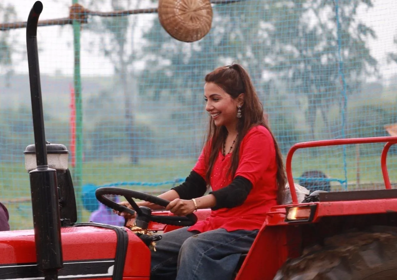 RAMEET SANDHU REENTERS CHHORIYAN CHALI GAON AS WILDCARD CONTESTANT (1)