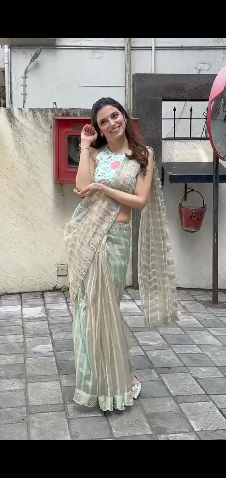 naagin pose divya khosla