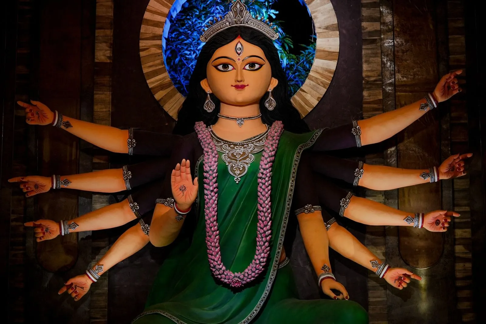Hazra Park Durgotsab Committee inaugurated the pavilion with Kolkata tallest 30 foot Durga idol themed Drishtikon (10)