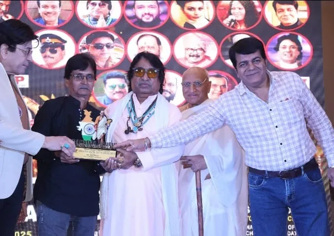 Senior advocate and film journalist Kali Das Pandey received the Mahatma Gandhi Ratna Award (1)