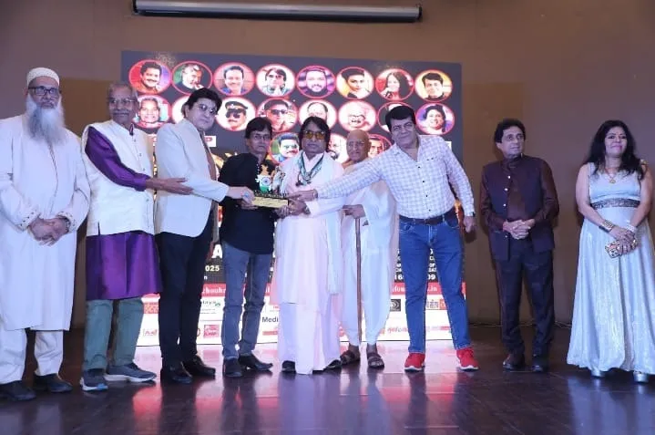 Senior advocate and film journalist Kali Das Pandey received the Mahatma Gandhi Ratna Award (3)