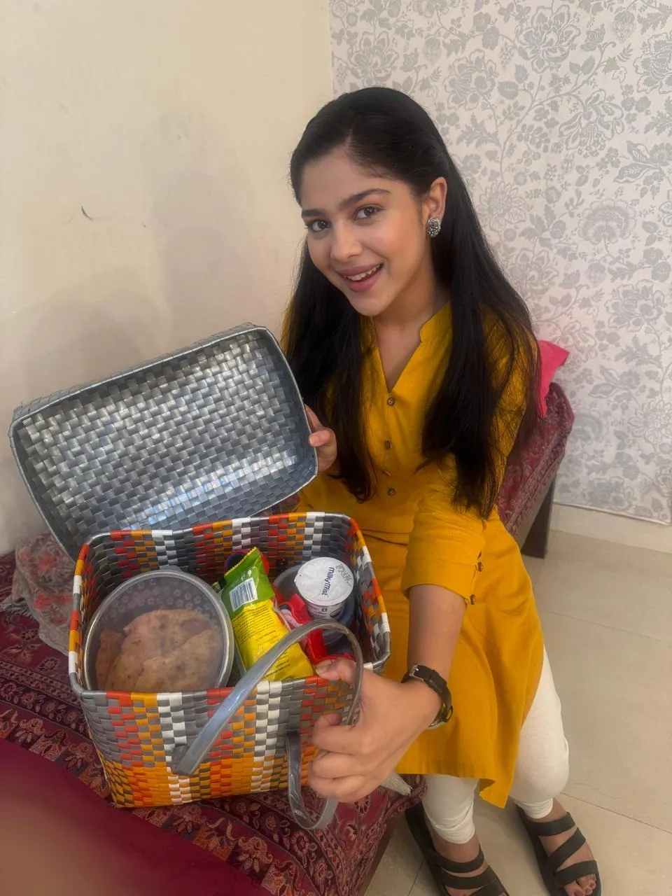 Niharika Chouksey snack basket Tum Se Tum Tak