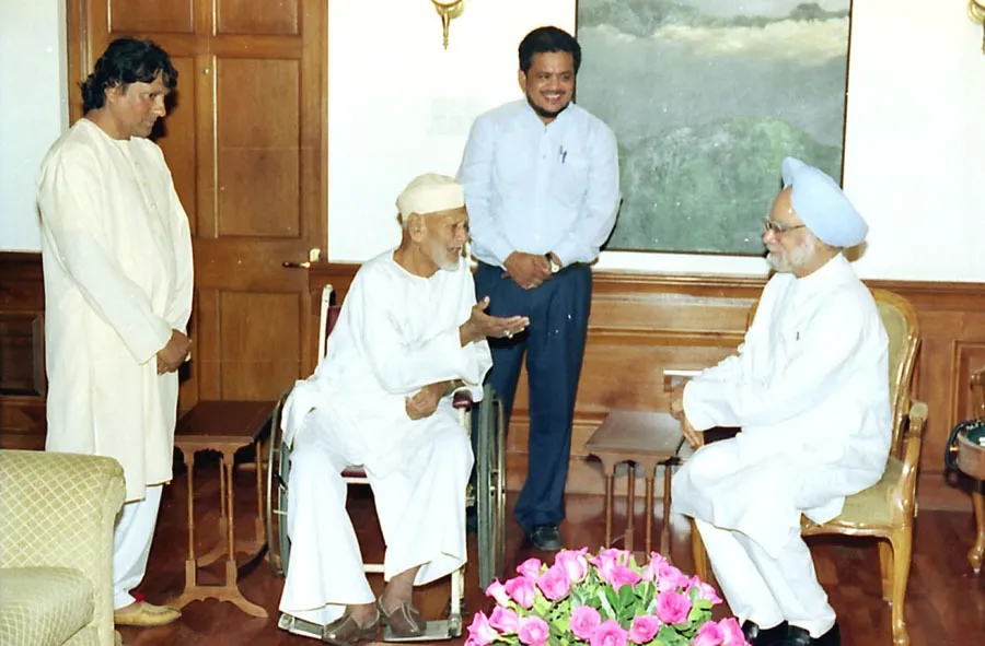 Shehnai_maestro_Ustad_Bismillah_Khan_calls_on_the_Prime_Minister_Dr._Manmohan_Singh,_in_New_Delhi_on_September