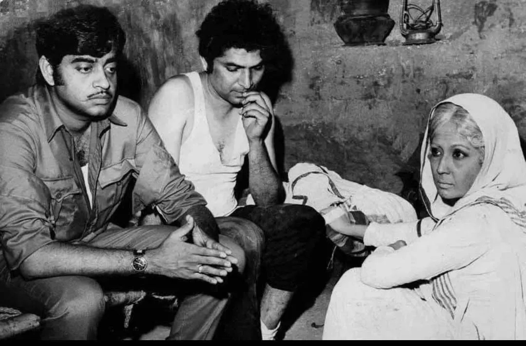 'Mere Apne'-1971--Asrani with legends Meena Kumari and Shatrughan Sinha