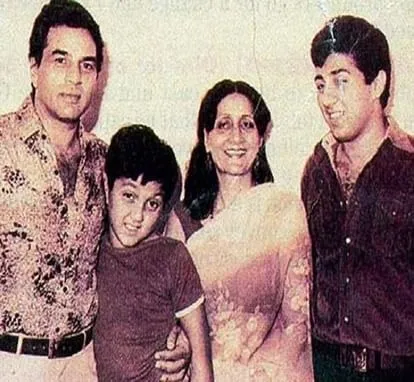 sunny-deol-bobby-deol-dharmendra-and-parkash-kaur_1508342319