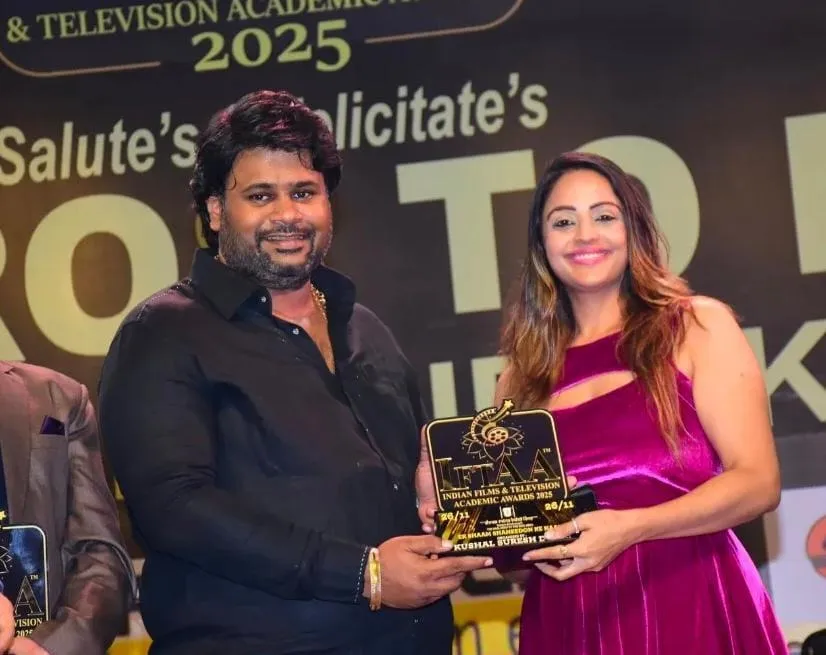 Kushal Dhuri honouring actress-model Leena Kapoorr