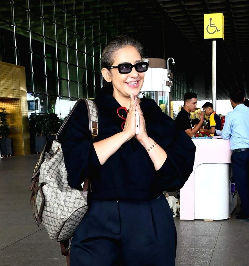 manisha-koirala-spotted-at-airport-1939576