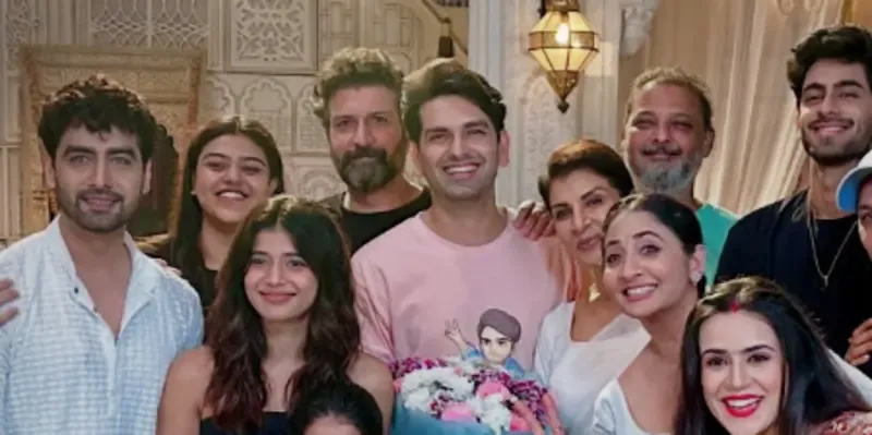 3057-rahul-sharma-with-the-cast-of-yrkkh