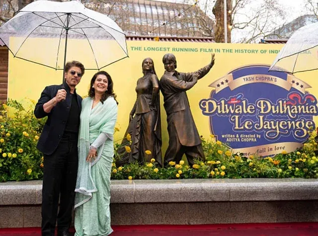 30-years-of-ddlj-srk-kajol-unveil-raj-simrans-bronze-statue-v0-l0jfhcyxa75g1