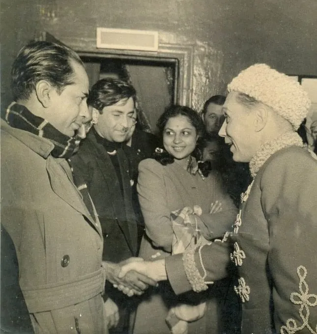 raj-kapor-nirupa-roy-and-director-bimal-roy-with-russian-v0-x9plnoiujvp81