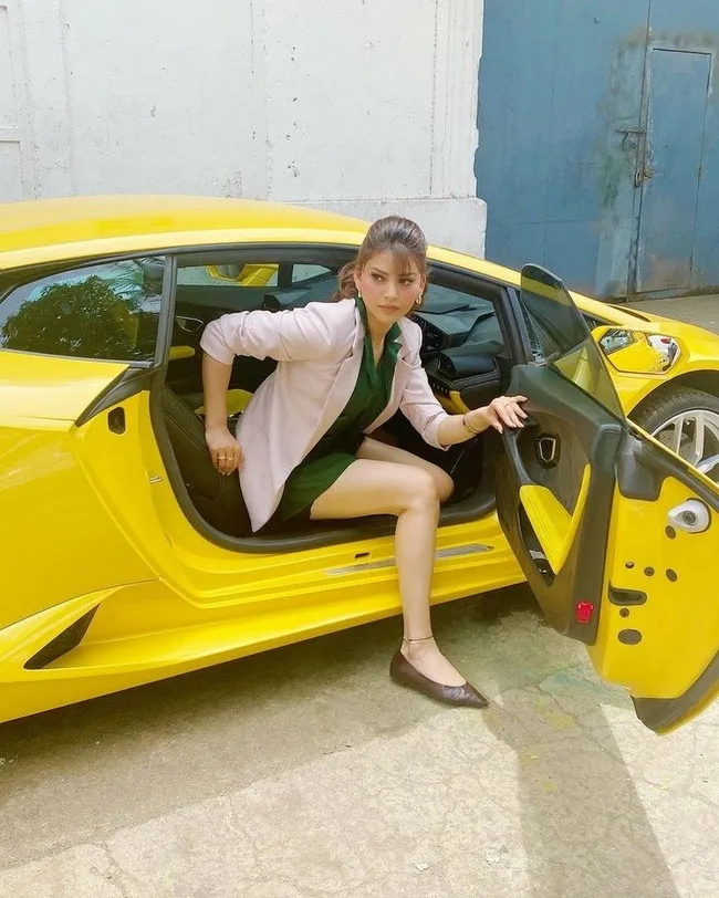 Urvashi Rautela Papped Her New Brand Car_11
