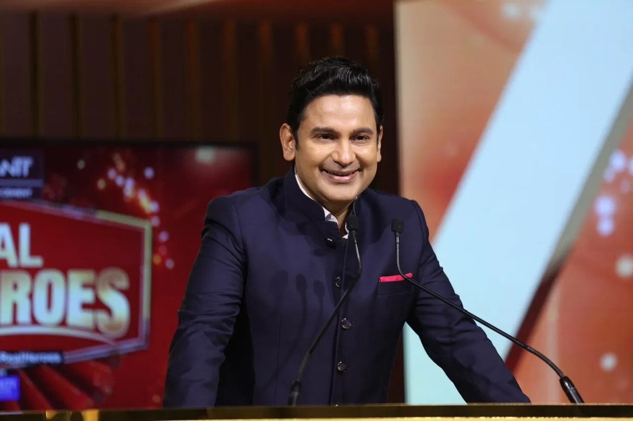 Manoj Muntashir at Zee Samvaad with Real Heroes